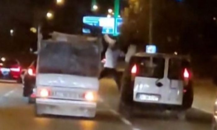 Gaziantep’te trafik magandaları, iki araç arasında yolculuk yaptı