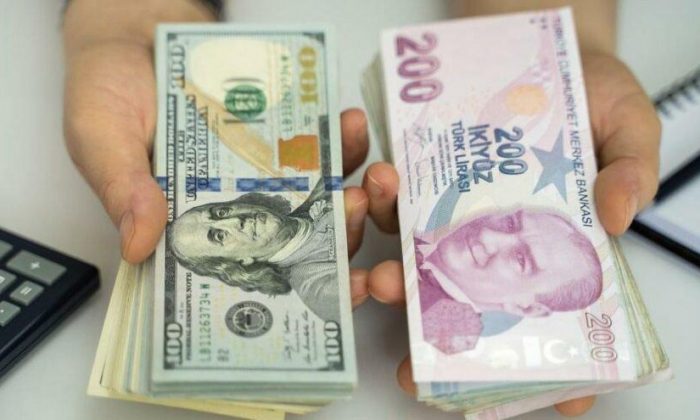 Güçlü dolar karşısında TL savunmasız kaldı