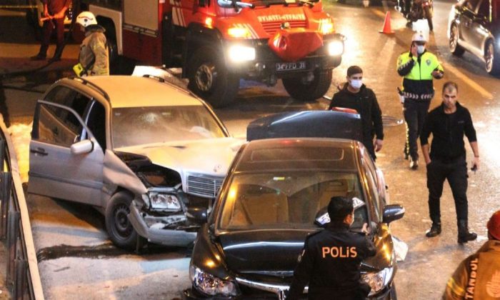 Kağıthane’de arıza yapan otomobile başka bir araç çarptı: 2 yaralı