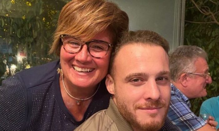 Kerem Bürsin, annesiyle poz verdi