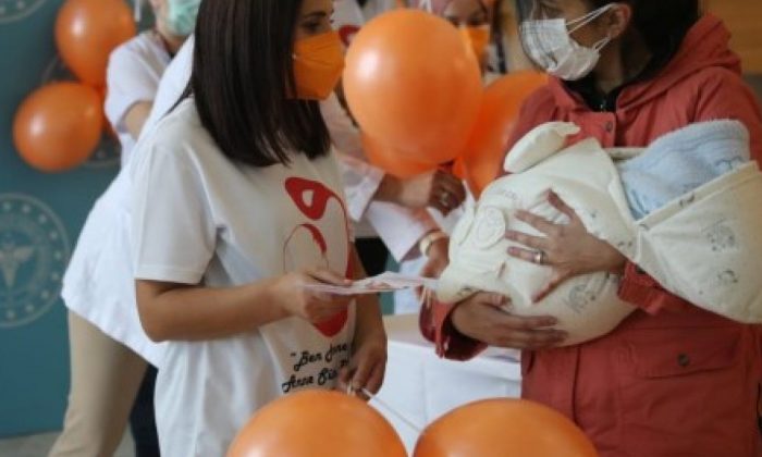 Kovid-19 testi pozitif çıkan anne, bebeğini emzirmeye devam edebilir