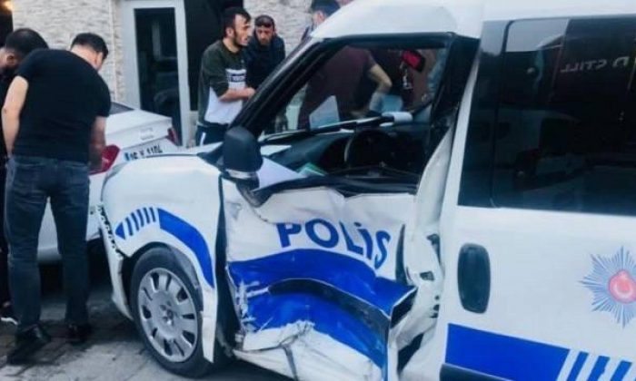 Otomobil ile polis otosu çarpıştı: 2’si polis 3 yaralı