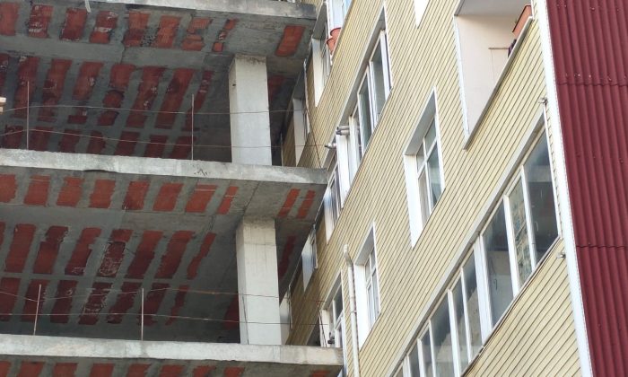 Şişli’de ilginç görüntü: Bina inşaatı 40 yıllık apartmana dayandı