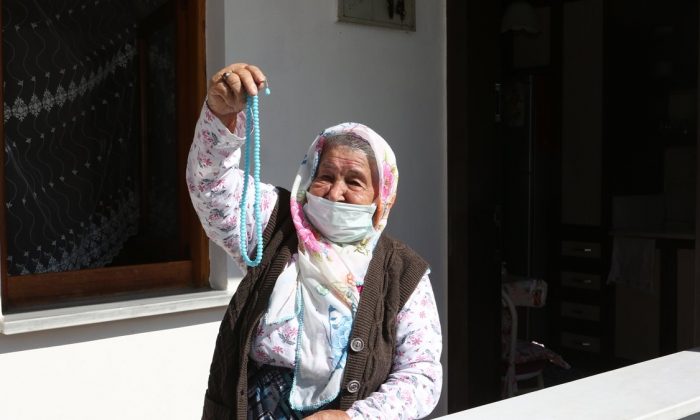 Trabzon’da 106 yaşında koronavirüsü yenen Nuriye Nine’den aşı çağrısı