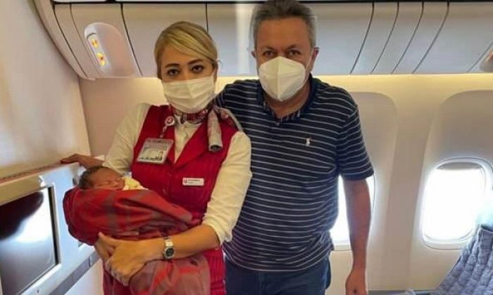 Uçakta doğum gerçekleştirmişti, dünya basını Türk cerrahı konuşuyor