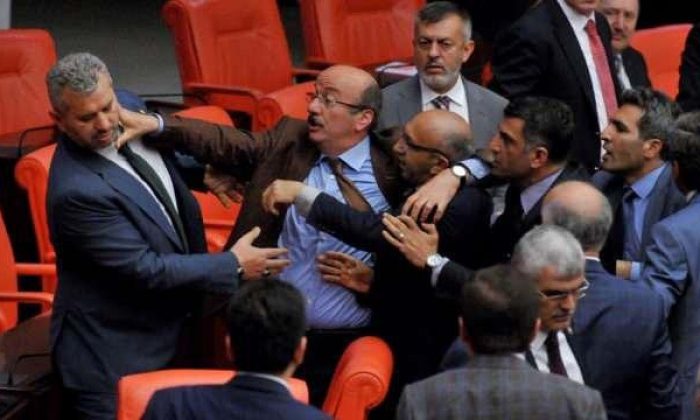 Vekillerin stresini azaltmak için Meclis zeminine bakır tel topraklama yöntemi