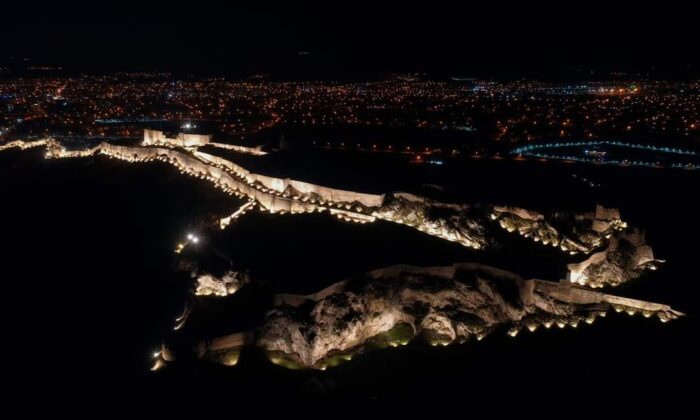 Van Kalesi ışıl ışıl oldu