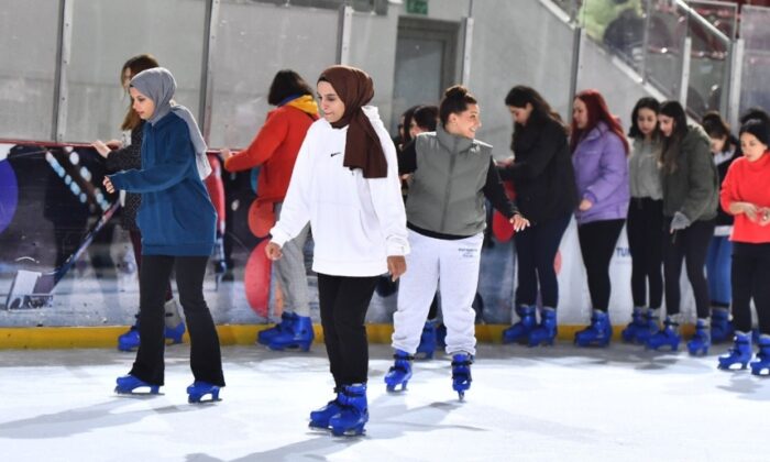 İzmir’de kadınlar günü buz pistinde kutlandı